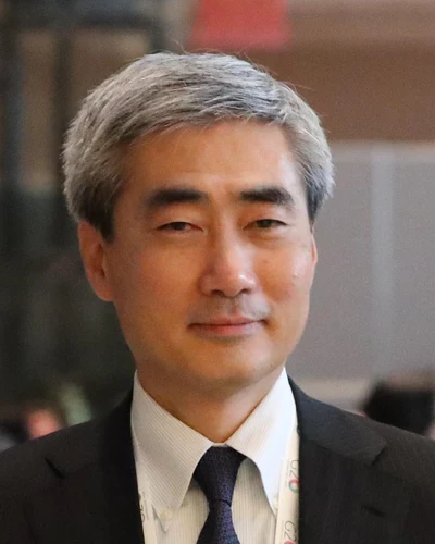 신현송 사진